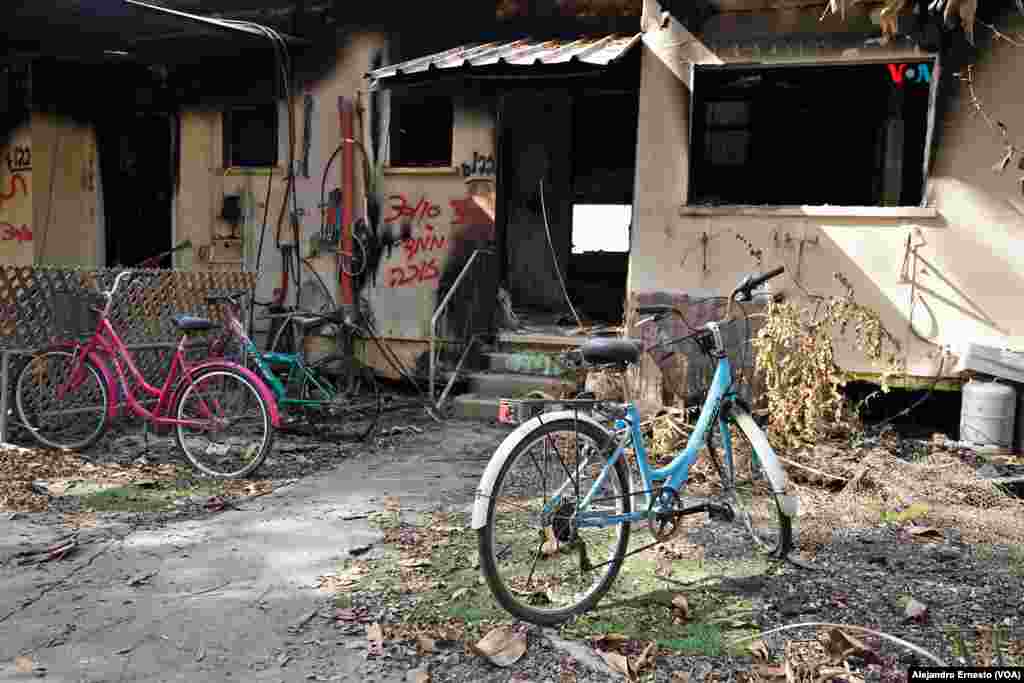 Bicicletas intactas permanecen frente a una vivienda calcinada en el kibutz Kissufim, el 1 de noviembre de 2023. 
