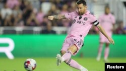 ARCHIVO - El delantero del Inter Miami, el astro argentino Lionel Messi (10) dispara el balón contra el New York City durante la primera mitad del partido en el estadio DRV PNK, el 10 de noviembre de 2023 en Fort Lauderdale, Florida, EEUU. 