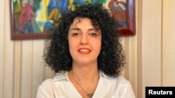 Narges Mohammadi, activista iraní de derechos humanos y vicepresidente del Centro de Defensores de los Derechos Humanos (DHRC), posa en esta fotografía sin fecha. Fotos del archivo de la familia Mohammadi/Folleto vía REUTERS