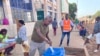 Eleitor coloca seu voto na urna, Bissau, Guiné-Bissau, 4 Junho 2023
