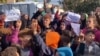 Puluhan pengungsi Palestina di Gaza melakukan unjuk rasa (foto: dok). 