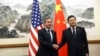 El Secretario de Estado de Estados Unidos, Antony Blinken, a la izquierda, posa para una fotografía con el Ministro de Relaciones Exteriores de China, Qin Gang, a la derecha, en la Casa de Huéspedes Estatal Diaoyutai en Beijing, China, el 18 de junio de 2023.