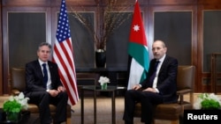 El secretario de Estado de Estados Unidos, Antony Blinken, se reúne con el ministro de Asuntos Exteriores de Jordania, Ayman Safadi, durante el viaje de una semana de Blinken destinado a calmar las tensiones en todo Oriente Medio, en Ammán, Jordania, el 7 de enero de 2024.