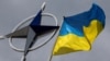 Ілюстративне фото. Прапор України та емблема НАТО, Київ, 11 липня 2023. REUTERS/Valentyn Ogirenko
