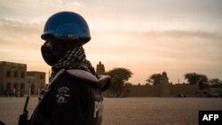 Un policier nigérian de la Minusma en patrouille sur la place principale de Tombouctou au Mali le 8 décembre 2021.