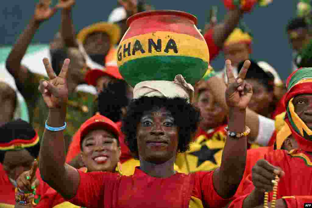 Un supporter ghanéen gesticule avant le match de football du groupe B de la Coupe d'Afrique des Nations (CAN) 2024 entre l'Égypte et le Ghana au stade Félix Houphouët-Boigny d'Abidjan, le 18 janvier 2024.