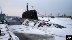 Новозбудований атомний підводний човен "Красноярськ" після церемонії підняття прапора 11 грудня 2023 року на корабельні "Севмаш" у Сєвєродвінську в Архангельській області Росії. (Фото: Кирило Іодас, Sputnik, через AP)
