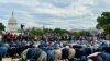 Sedikitnya dua ribu orang melakukan salat Jumat di lapangan National Mall di depan Gedung Capitol, Washington, DC hari Jumat (20/10). (Foto: VOA/Eva M.)