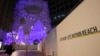 Sebuah tulisan dipasang dekat Kubah Wasi di Expo City berbunyi "Mari Jaga suhu 1,5 derajat Celsius tetap dalam jangkauan',: di KTT Iklim PBB, di Dubai UEA, 1 Desember 2023. (Foto: Peter Dejong/AP Phofto)