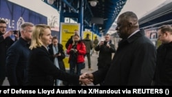 El secretario de Defensa de Estados Unidos, Lloyd Austin, es recibido a su llegada a Kiev el 20 de noviembre de 2023.