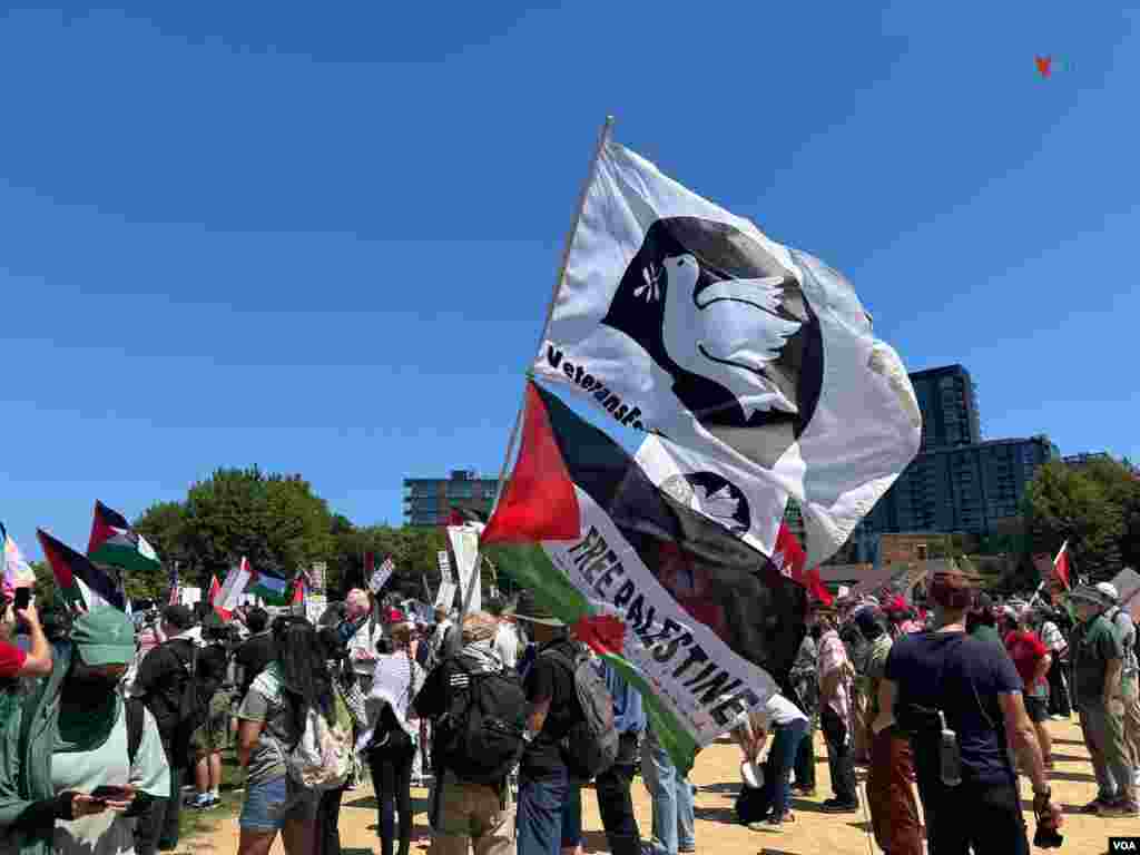Manifestantes pro-Palestina piden atención al conflicto en Gaza, durante el primer día de la Convención Demócrata. 