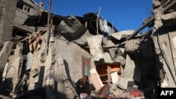 Un palestino revisa los escombros de un edificio tras un bombardeo israelí el 18 de enero de 2024 en Rafah, en el sur de la Franja de Gaza.