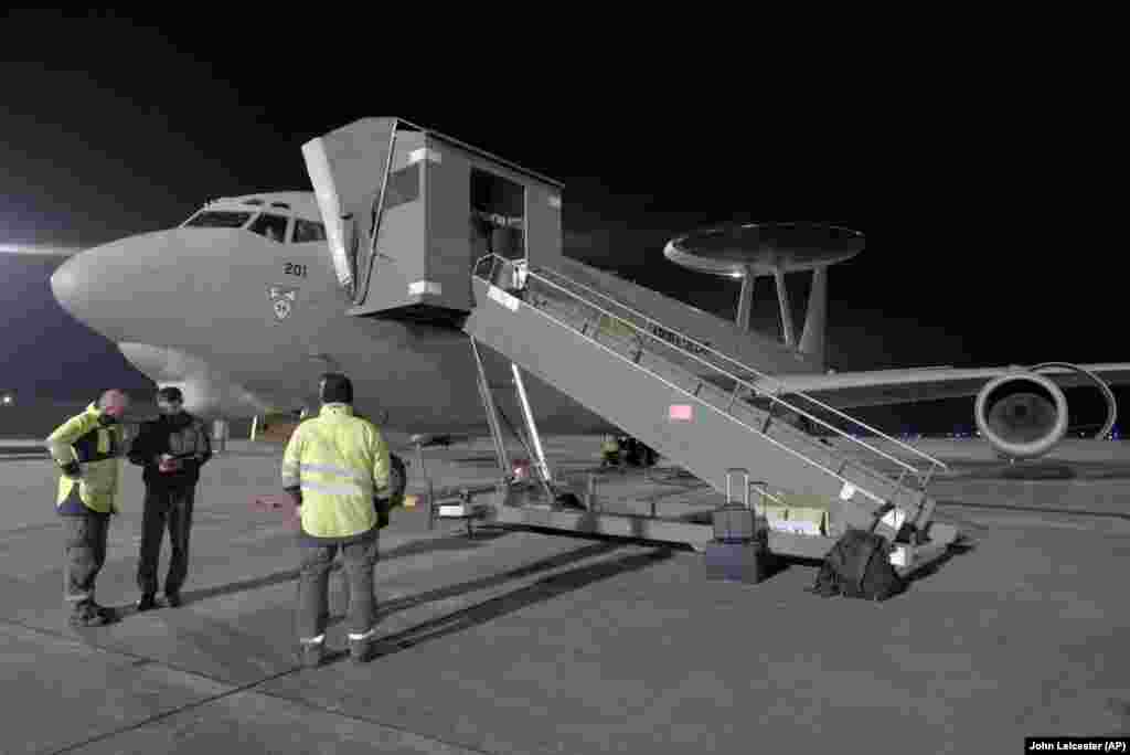 El avión militar (AWACS) tiene una tripulación de 26 militares y puede volar hasta 12 horas sin reabastecerse a una altitud de 10 kilómetros. Con un potente radar que gira seis veces por minuto en el fuselaje y una gran cantidad de equipo de vigilancia, el avión puede detectar lanzamientos de misiles, bombardeos aéreos y otras actividades militares del conflicto.