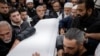 Para pelayat mengerubungi peti jenazah Wadea Al-Fayoume usai salat jenazah di Yayasan Masjid. Wadea, anak keturunan Palestina, tewas ditikam oleh pelaku atas dasar kebencian karena agama, di Bridgeview, Illinois, 16 Oktober 2023. (Foto: Jim Vondruska/Reuters)