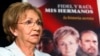 ARCHIVO - La cubana Juanita Castro, hermana de Fidel y Raúl Castro, mientras hablaba con un periodista en Miami, el martes 27 de octubre de 2009, sobre la publicación de sus memorias publicadas. La mujer murió en Miami el lunes 4 de diciembre de 2023.