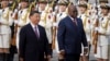 资料照片: 2023年5月26日刚果共和国总统费利克斯·齐塞凯迪(右)和中国国家主席习近平在北京人民大会堂出席欢迎仪式。