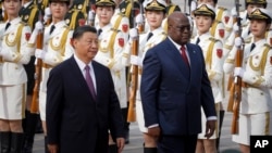 2023年5月26日剛果共和國總統費利克斯·齊塞凱迪(右)和中國國家主席習近平在北京人民大會堂出席歡迎儀式。