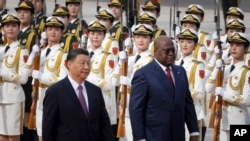 资料照:2023年5月26日,刚果民主共和国总统费利克斯·齐塞克迪(右)和中国国家主席出席习近平出席在中国北京人民大会堂举行的欢迎仪式。(美联社)