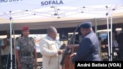 Filipe Nyusi, Presidente de Moçambique, e Ossufo Momade, presidente da Renamo, cerimónia de encerramento da última base da antiga guerrilha