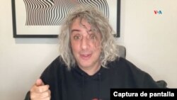 El escritor José Ignacio Valenzuela, conocido como 'Chascas', durante una entrevista virtual con la Voz de América.