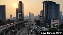 Lalu lintas pada jam sibuk di Jakarta, 29 Agustus 2023. (BAY ISMOYO / AFP)