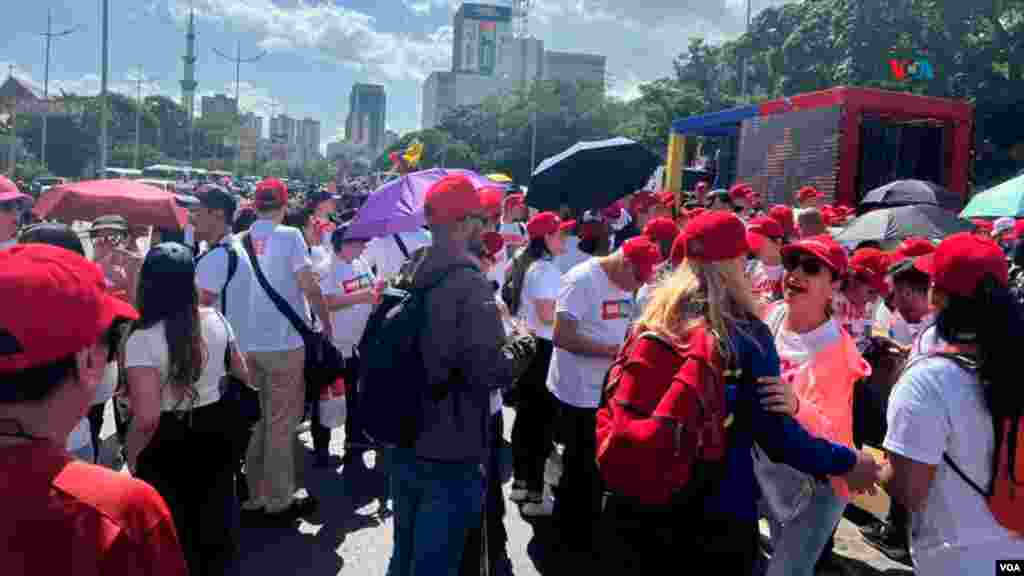 El Centro Nacional Electoral (CNE), con el 96,8 % de las actas dio como triunfador a Maduro con 6,4 millones de votos, frente a 5,3 millones de González.