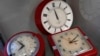 ARCHIVO - Una selección de relojes antiguos se exhibe en Electric Time Company, el 9 de marzo de 2023, en Medfield, Massachusetts.