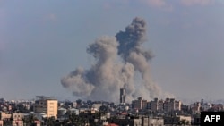 Une épaisse fumée s'élève sur Gaza.
