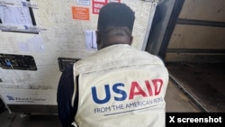 Radnik USAID-a/Nigerije istovaruje rashladni kontejner sa mpox vakcinama na fotografiji koju je na X objavio @USAIDNigeria 28. avgusta 2024.