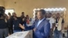 Paulo Vahanle, da Renamo, introduz o boletim de voto na urna, nas eleições autárquicas, Nampula. Moçambique. 