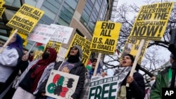 Demonstranti se okupljaju na metro stanici Fogi Botom u Vašingntonu, 24. novembra 2023, u znak podrške Palestincima i poziv na trajni prekid vatre u Gazi.