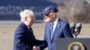 Vahído de McConnell y un tropiezo de Biden destacan la avanzada edad de los líderes de EEUU