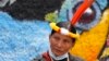 ARCHIVO - Una indígena de la Amazonía espera afuera de la Corte Constitucional, en Quito, Ecuador, el lunes 18 de octubre. 2021.