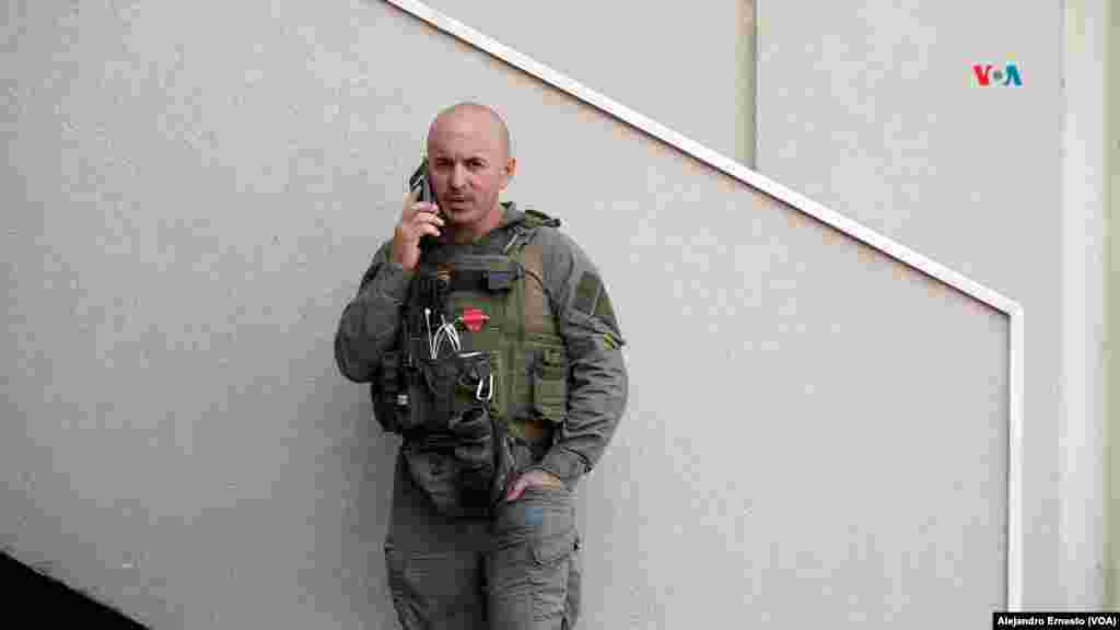 Militares resguardan la seguridad del centro de ayuda.