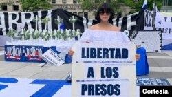 Samantha Padilla Jirón, activista y expresa política de Nicaragua, liberada en 2023 por el gobierno de Daniel Ortega. Con un cartel denunciando la existencia de presos por motivos políticos en su país. [Foto: Cortesía de la entrevistada].