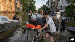 Evakuacija ugroženog stanovništva iz poplavljenog Hersona