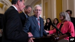 El líder republicano en el Senado, Mitch McConnell, es ayudado por sus compañeros durante una conferencia de prensa, en el Capitolio, en Washington, el 26 julio de 2023. 