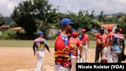 Equipo de sóftbol Bandidos de un solo brazo, antes de un partido en Caracas