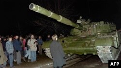 1991年1月13日清晨，道諾拉維修斯醫生站在蘇聯坦克前。（法新社）