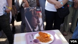 Las madres y familiares de los hombres secuestrados en poder de Hamás cocinaron sus platos favoritos y los situaron en mesas junto a fotografías de sus seres queridos en una plaza de Tel Aviv, rebautizada como Plaza de los Secuestrados, el 30 de noviembre de 2023.