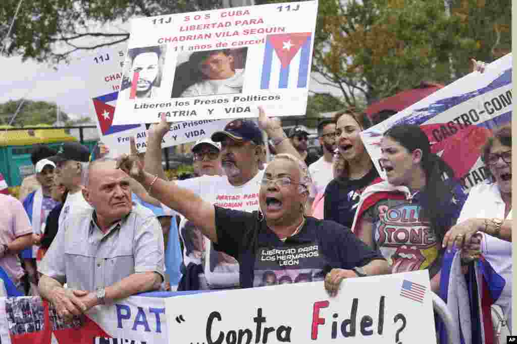 A las afueras del estadio de Miami, cubanos protestaron contra la selección de la isla y pidieron la libertad de presos políticos. 