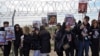 ARCHIVO - Los familiares de los rehenes llegan a la barricada que divide Israel de Gaza y desde ahí envían mensajes con altavoces a sus familiares que siguen secuestrados por el grupo Hamás en la Franja de Gaza desde el 7 de ocrubre.