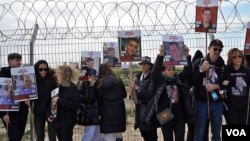 ARCHIVO - Los familiares de los rehenes llegan a la barricada que divide Israel de Gaza y desde ahí envían mensajes con altavoces a sus familiares que siguen secuestrados por el grupo Hamás en la Franja de Gaza desde el 7 de ocrubre.