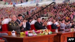 មេដឹកនាំកូរ៉េខាងជើងលោក Kim Jong Un សមាជិកបក្សកុម្មុយនីស្តចិន Li Hongzhong (ស្តាំទីបួន) និងមន្ត្រីការពារជាតិរុស្ស៊ីចូលរួមពិធីបុណ្យខួបសង្រ្គាមមួយឆ្នាំនៅទីក្រុងព្យុងយ៉ាងកាលពីថ្ងៃទី២៧ កក្កដា ឆ្នាំ២០២៣៕