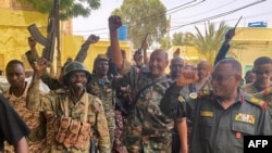 Panglima militer Abdel Fattah al-Burhan bersorak bersama tentara saat mengunjungi beberapa posisi mereka di Khartoum, Sudan, 30 Mei 2023. (Facebook Angkatan Darat Sudan/AFP)