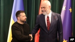 El primer ministro albanés, Edi Rama, a la derecha, da la bienvenida al presidente ucraniano Volodymyr Zelenskyy antes de su reunión en Tirana, Albania, el miércoles 28 de febrero de 2024.
