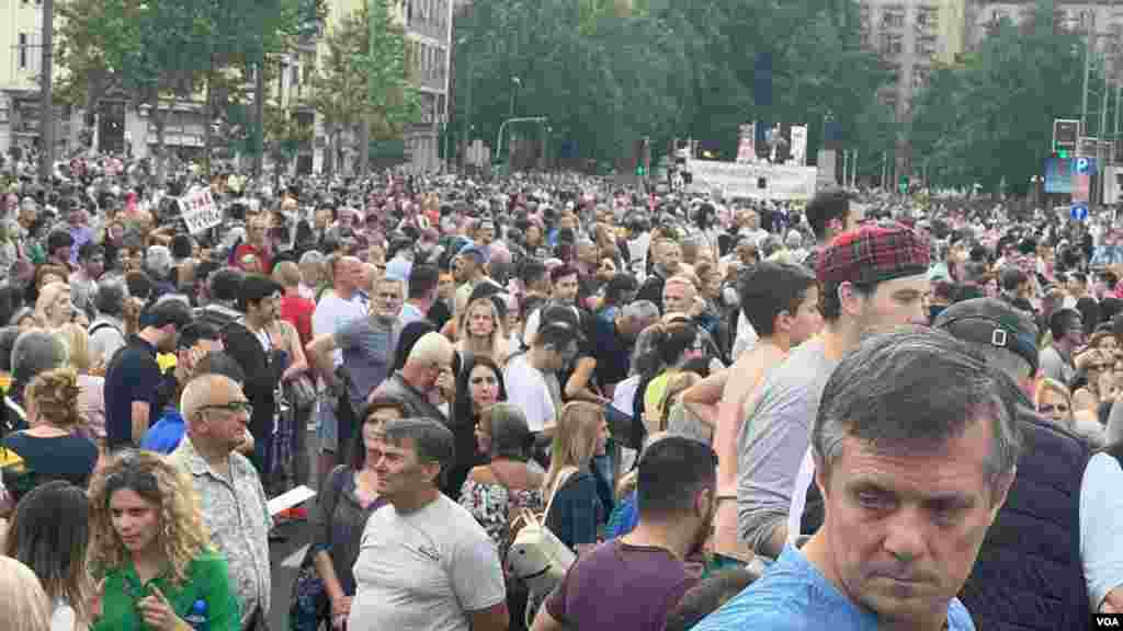 Osmi skup "Srbija protiv nasilja" ispred Skupštine Srbije, 24. juna 2023. (Foto: VOA/Rade Ranković)