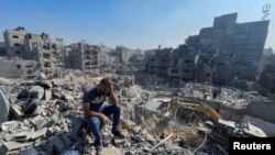 Un hombre palestino en medio de la destrucción causada por ataques israelíes al campo de refugiados de Jabalia, en el norte de la Franja de Gaza, el 1 de noviembre de 2023.