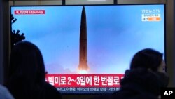 한국 서울역에 설치된 TV에서 북한의 탄도미사일 발사 관련 뉴스가 나오고 있다. (자료사진)