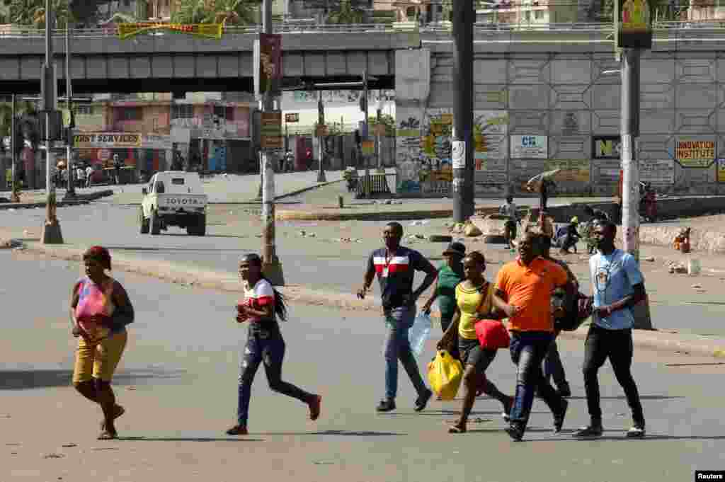 La gente huye de la violencia tras los enfrentamientos entre miembros de pandillas y agentes de policía, una situación que acelera la inseguridad en Haití. Imagen tomada el 6 de marzo de 2024 en Puerto Príncipe, Haití.
